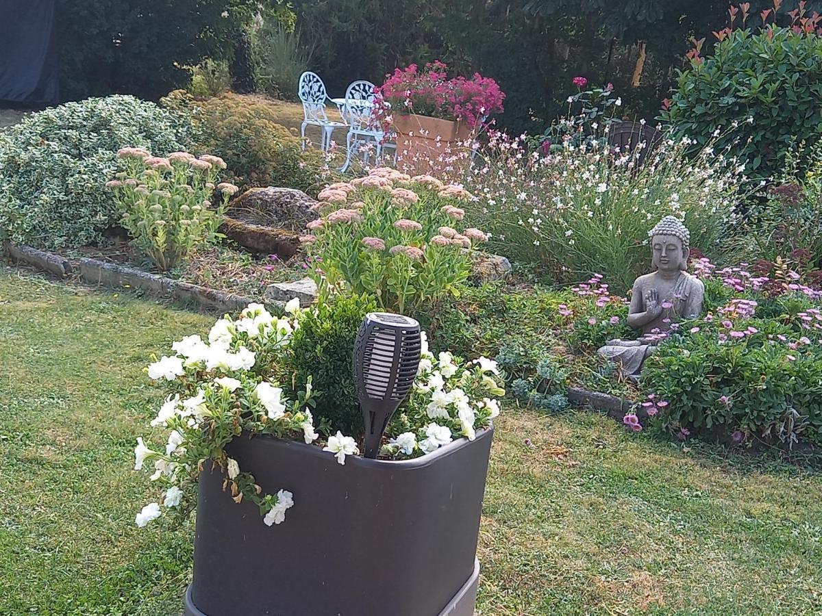 Bed and Breakfast Les Malvaux Huriel Exterior foto